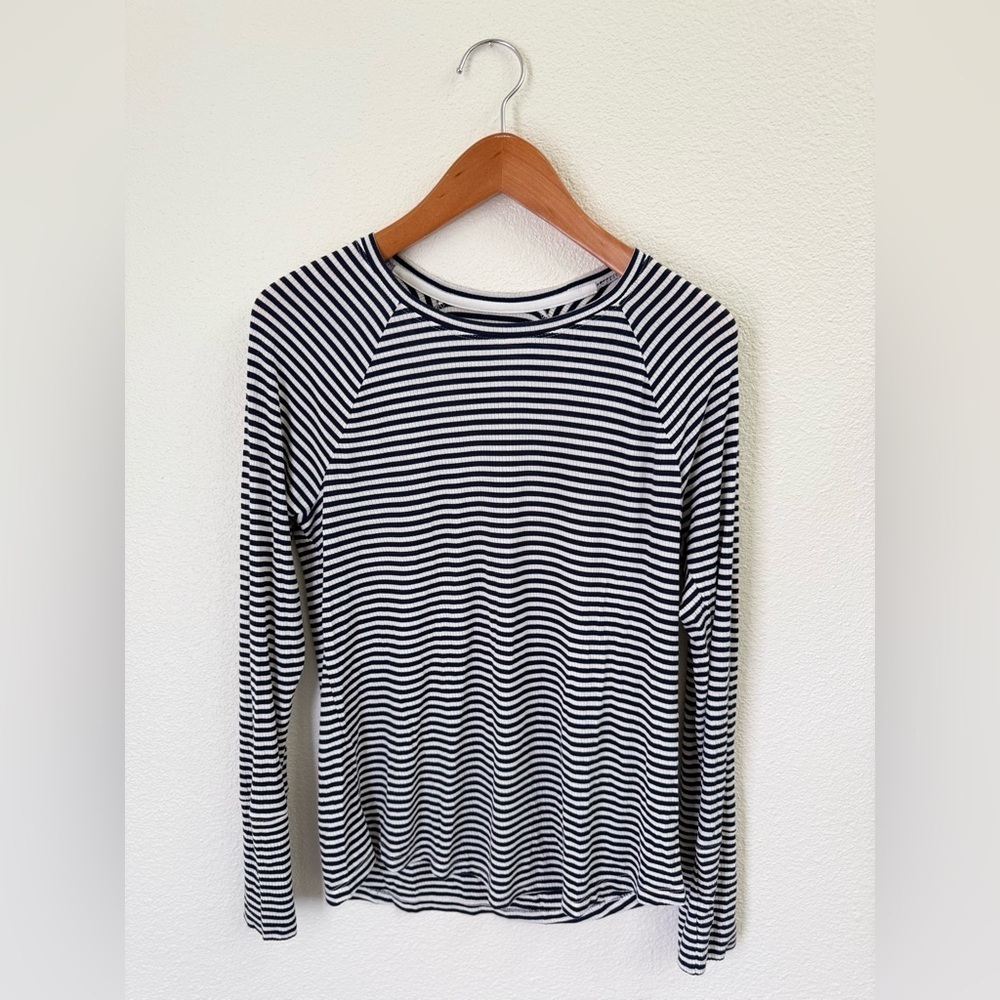 Aerie Navy and White Stripped Relaxed Fot Long Sleeve Shirt Sweater Size Medium
